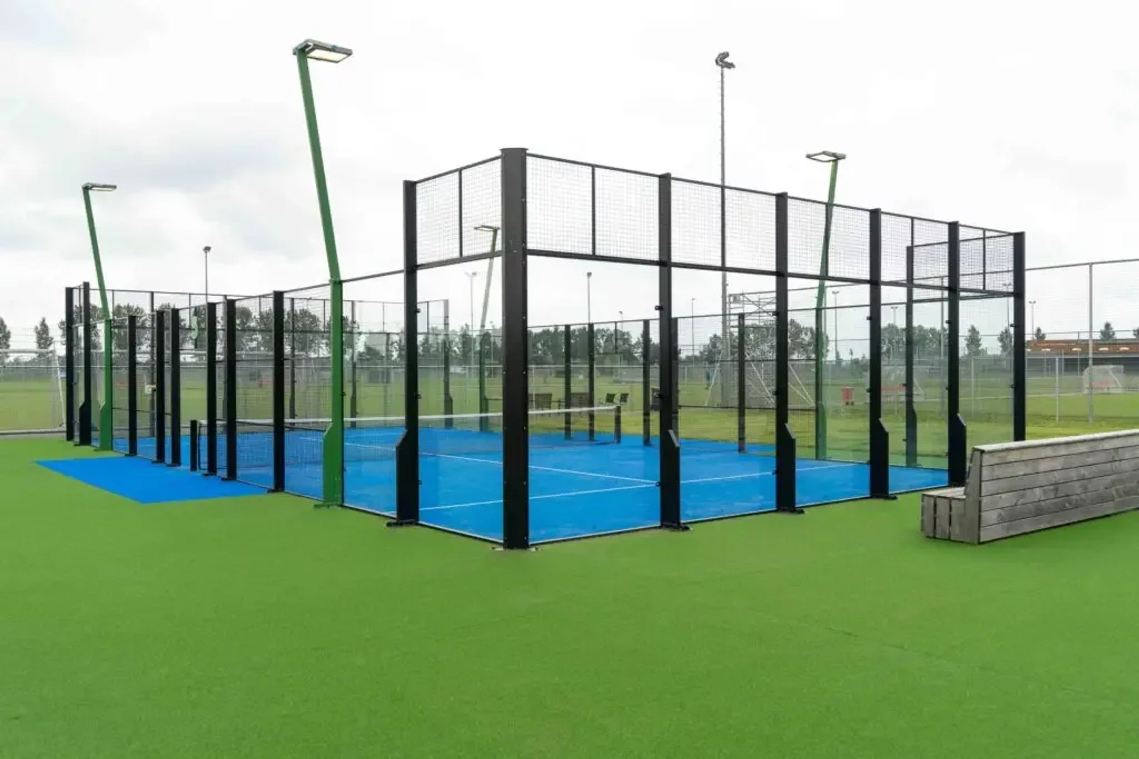 Outdoor pro-baan met groen kunstgras bij de fabriek van I-Padel