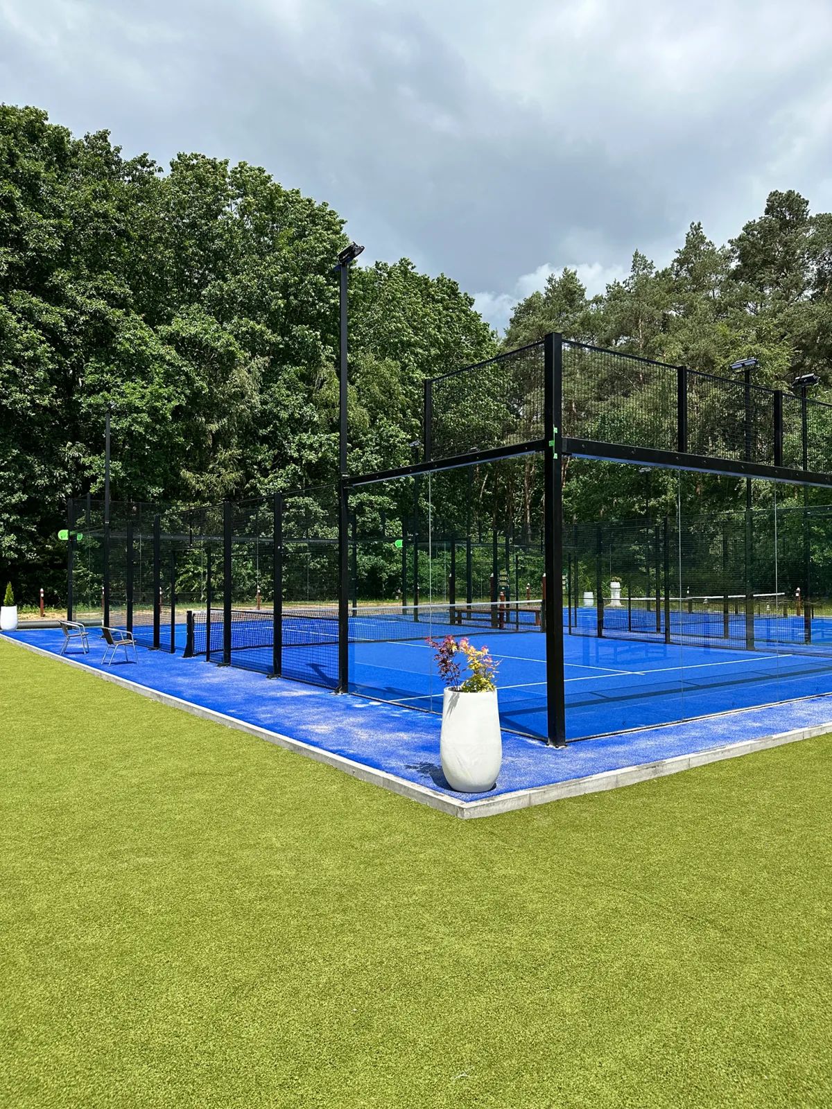 Outdoor padelbanen van I-Padel tussen de bomen in Herkenbosch