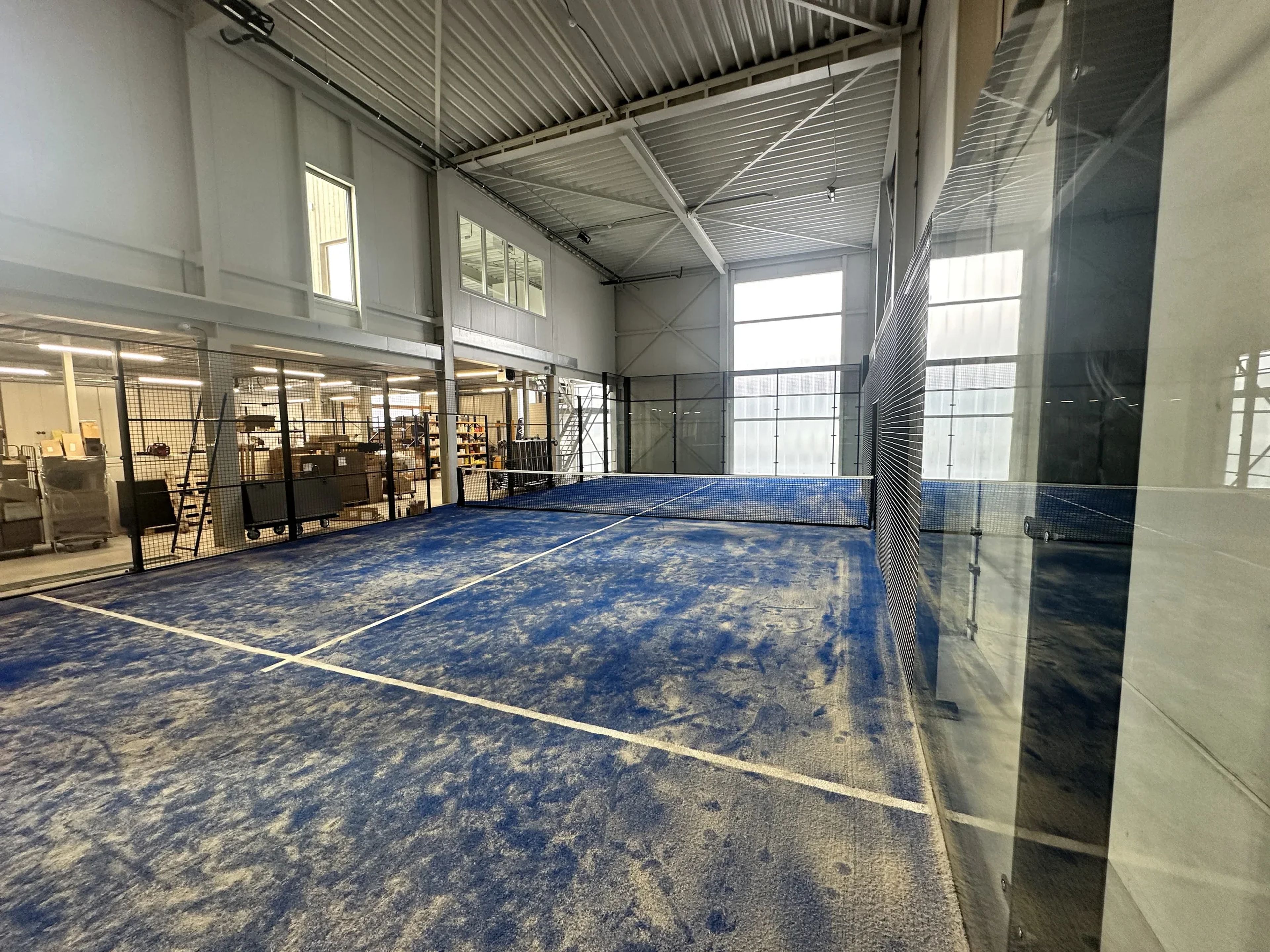 Indoor padelbanen van I-Padel in een sporthal
