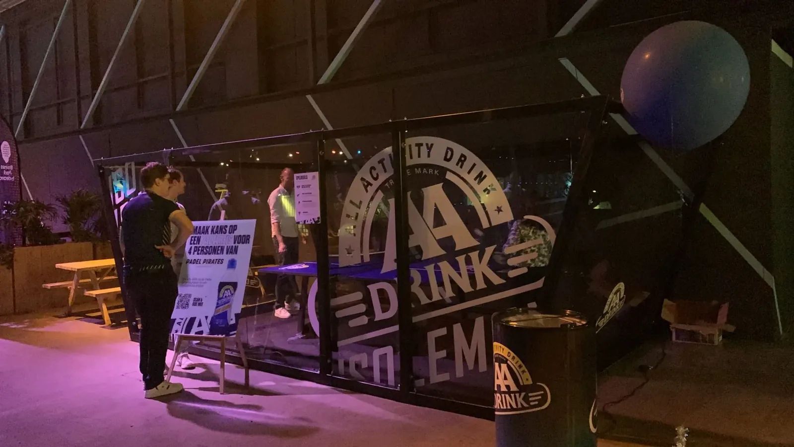 Zijaanzicht van de Padel Ping Pong-baan met toeschouwers op een evenement in Heemskerk