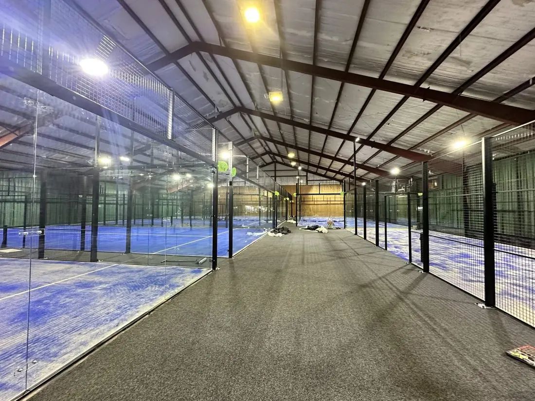 Stalen padelhal van I-Padel met banen in aanbouw