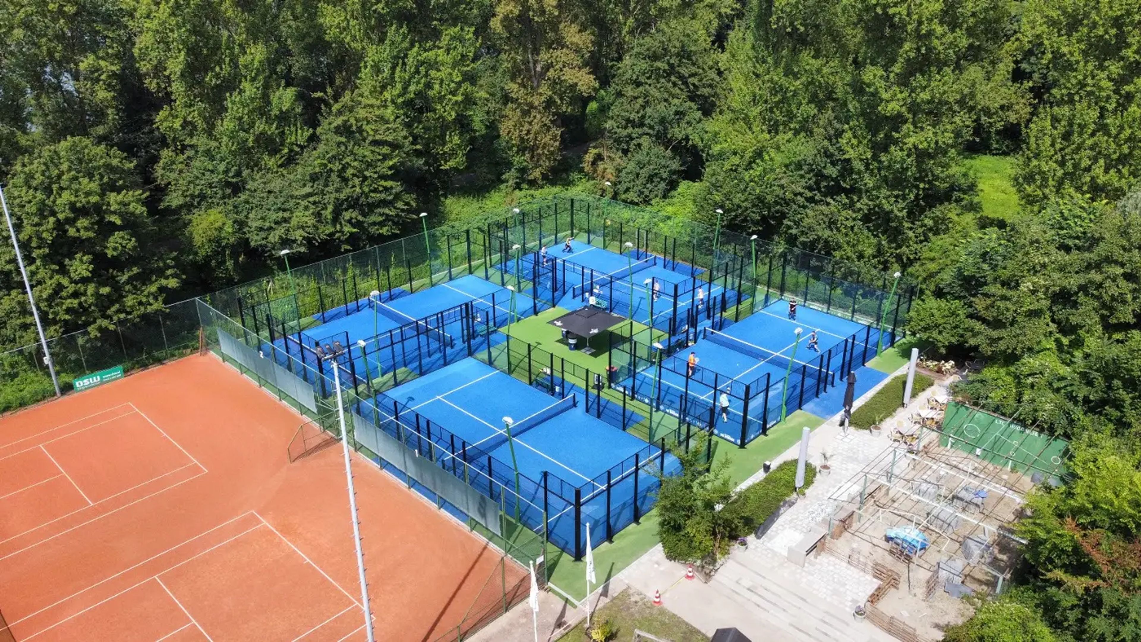 Luchtfoto van de padelbanen van I-Padel naast de tennisbanen in Hoogvliet