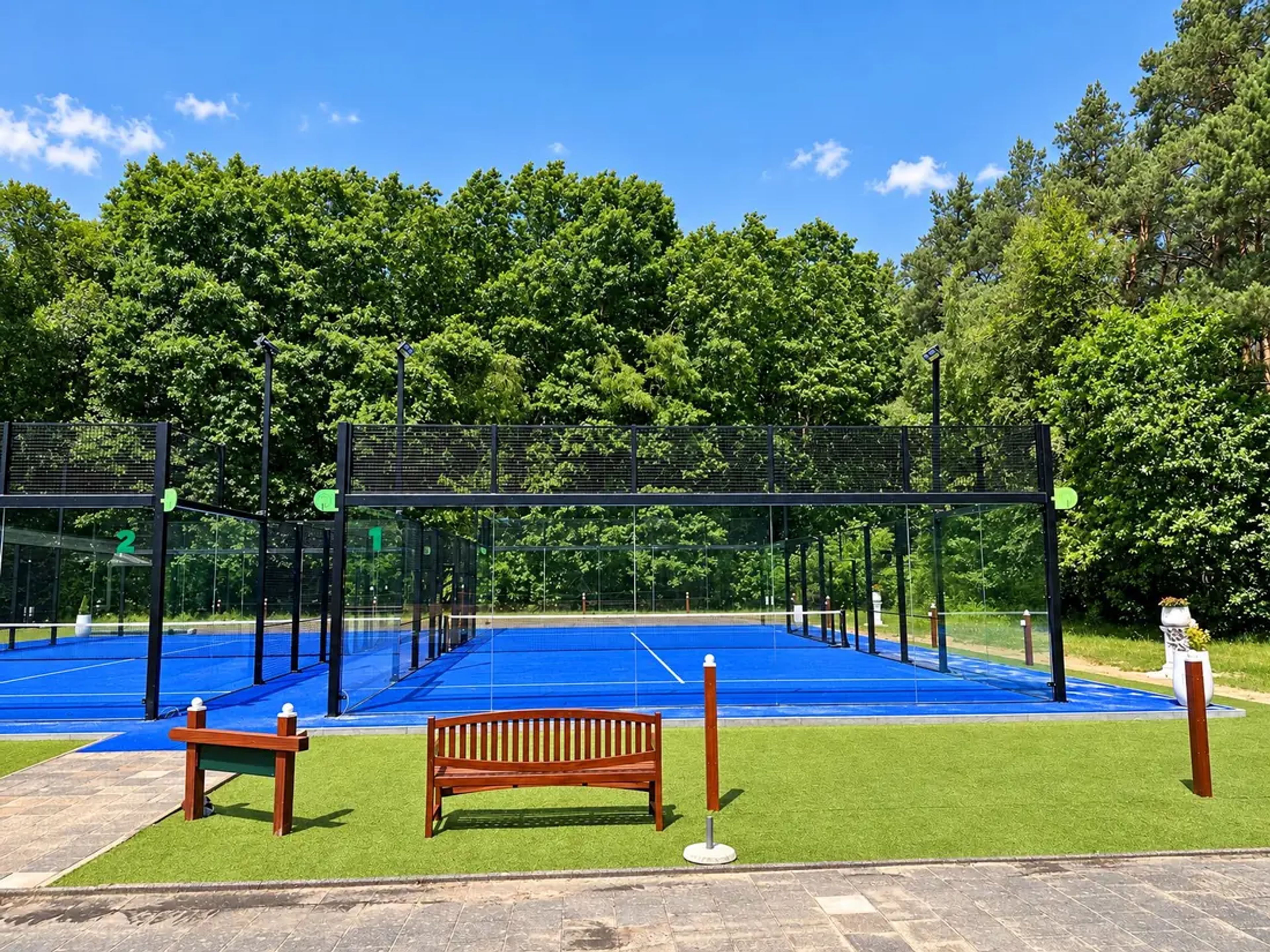 Outdoor padelbanen van I-Padel met blauw kunstgras
