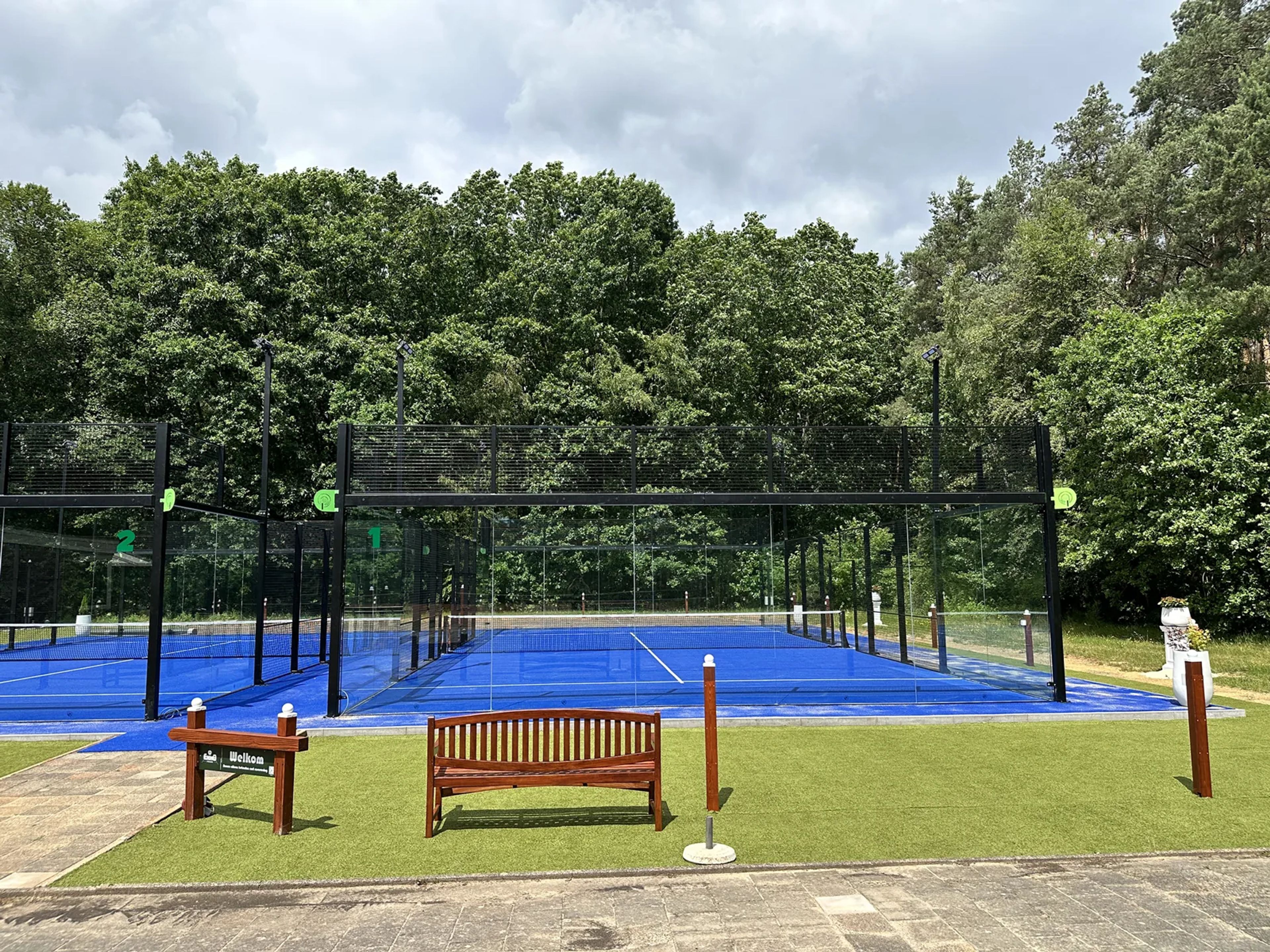 Waarom is geluidsdemping bij de bron zo effectief bij padel?