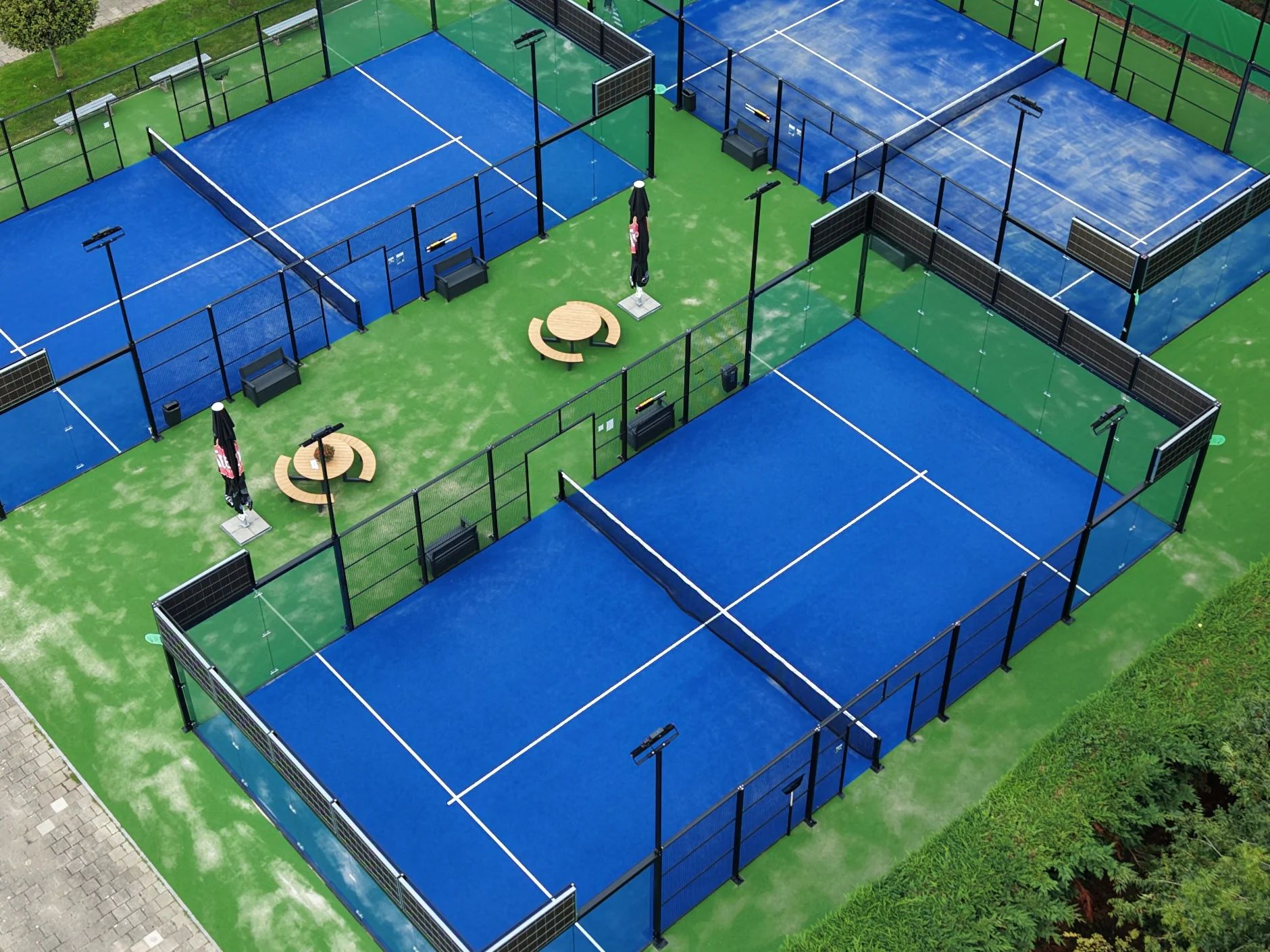 Luchtfoto van de outdoor panoramabanen van I-Padel bij LTC Hofgeest in Velserbroek