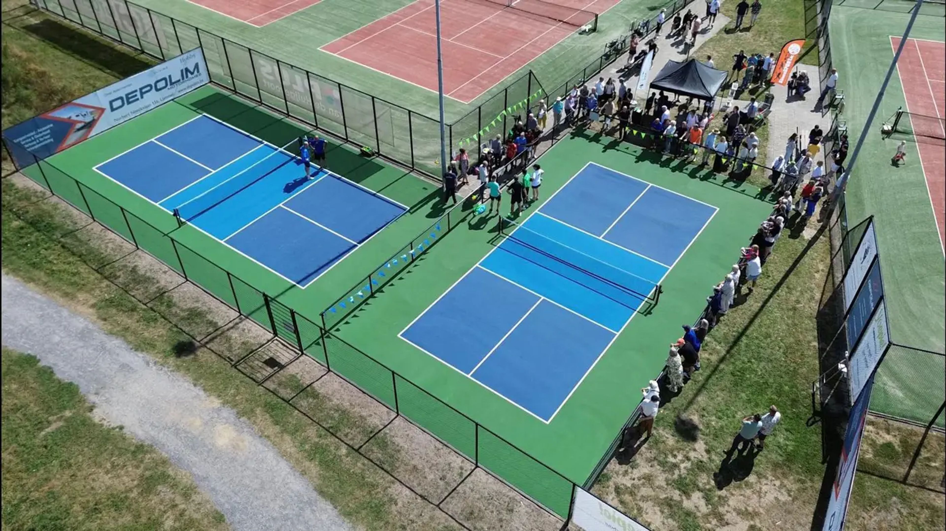 Luchtfoto van pickleballvelden met toeschouwers