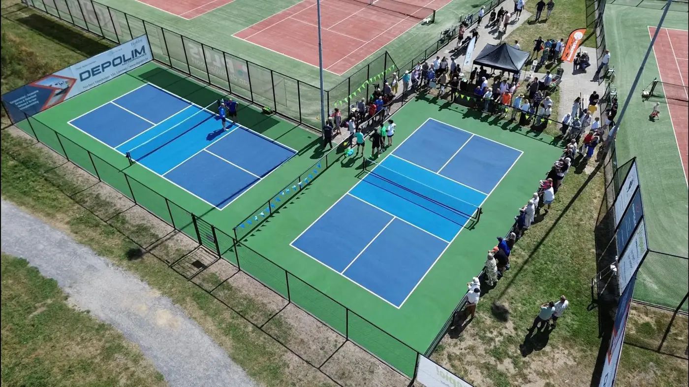 Luchtfoto van pickleballvelden met toeschouwers