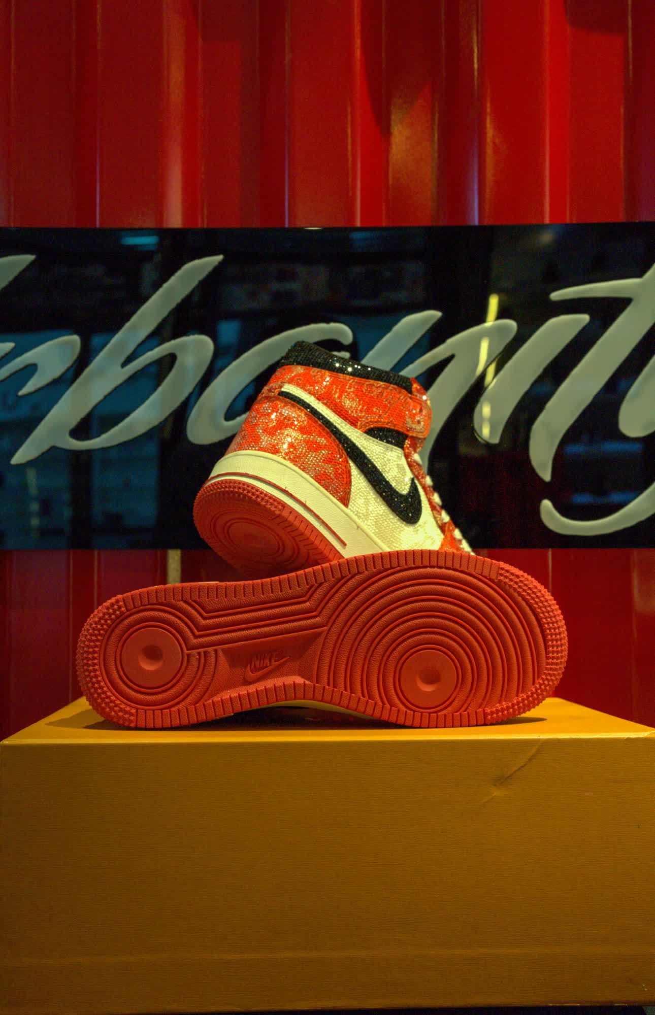 Nike Air Force 1 High - Red/Cream, view 1