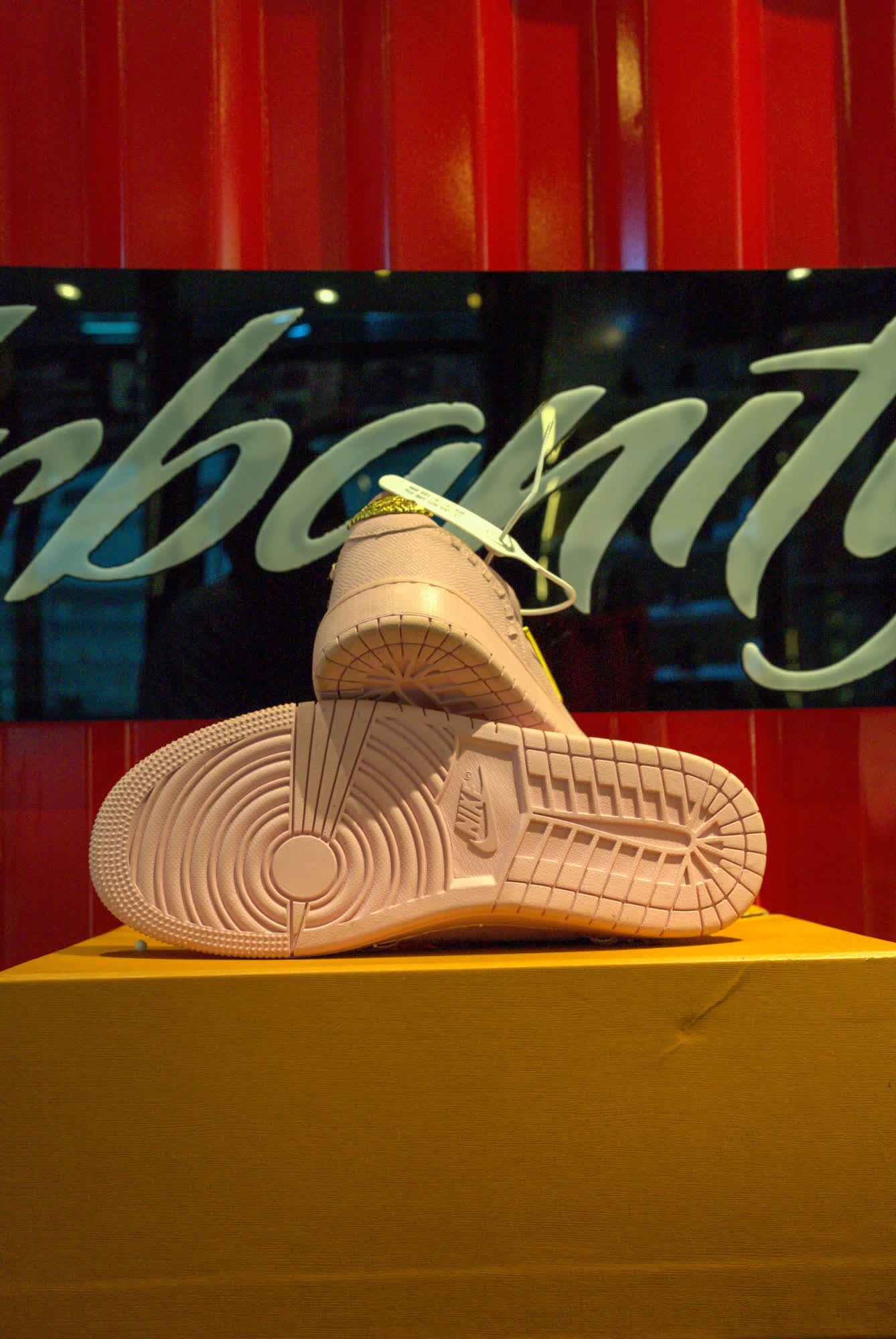 Nike Air Force 1 Low - Pink, view 1