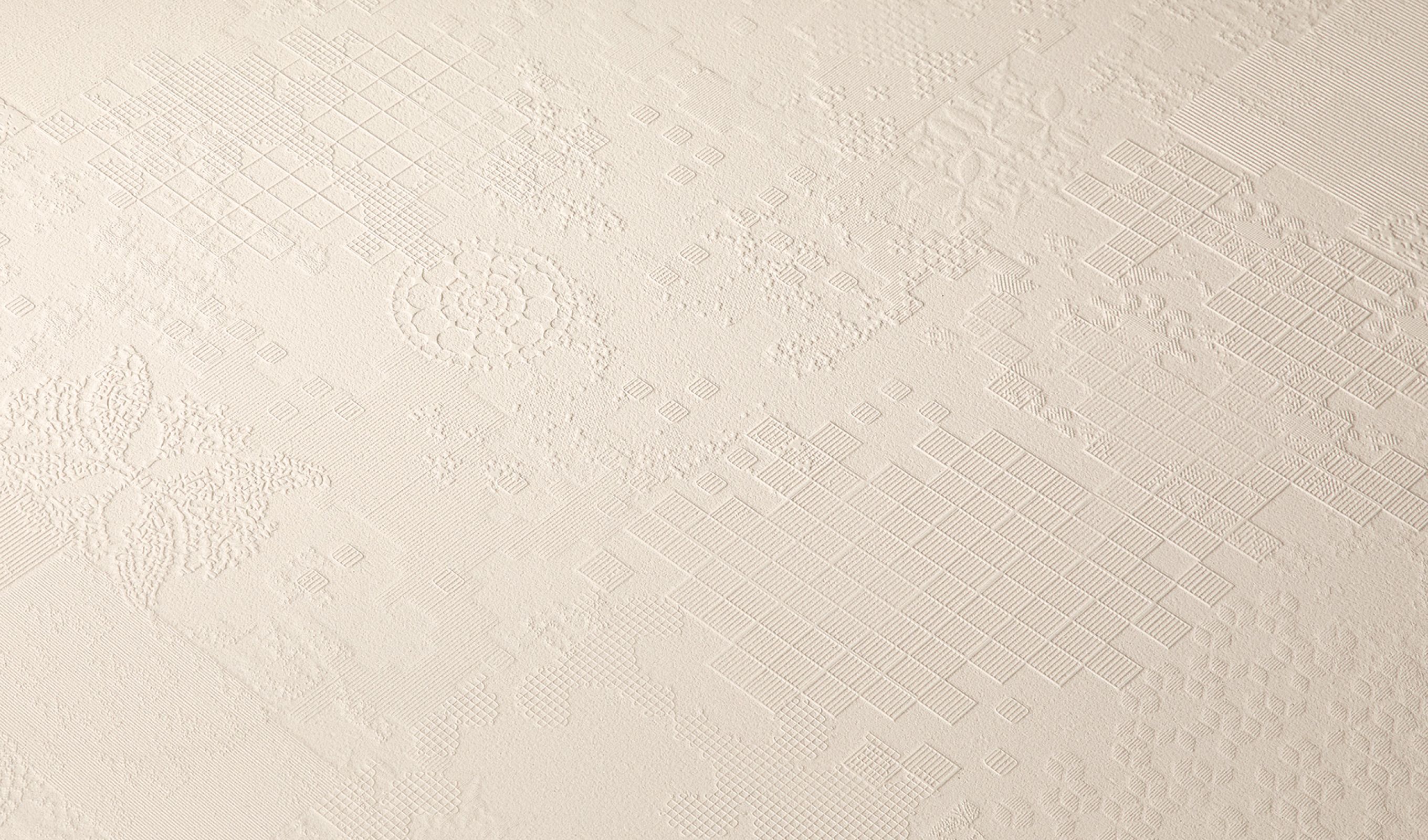 Dombornyomott geometriai és virágminták világos textilfelületen