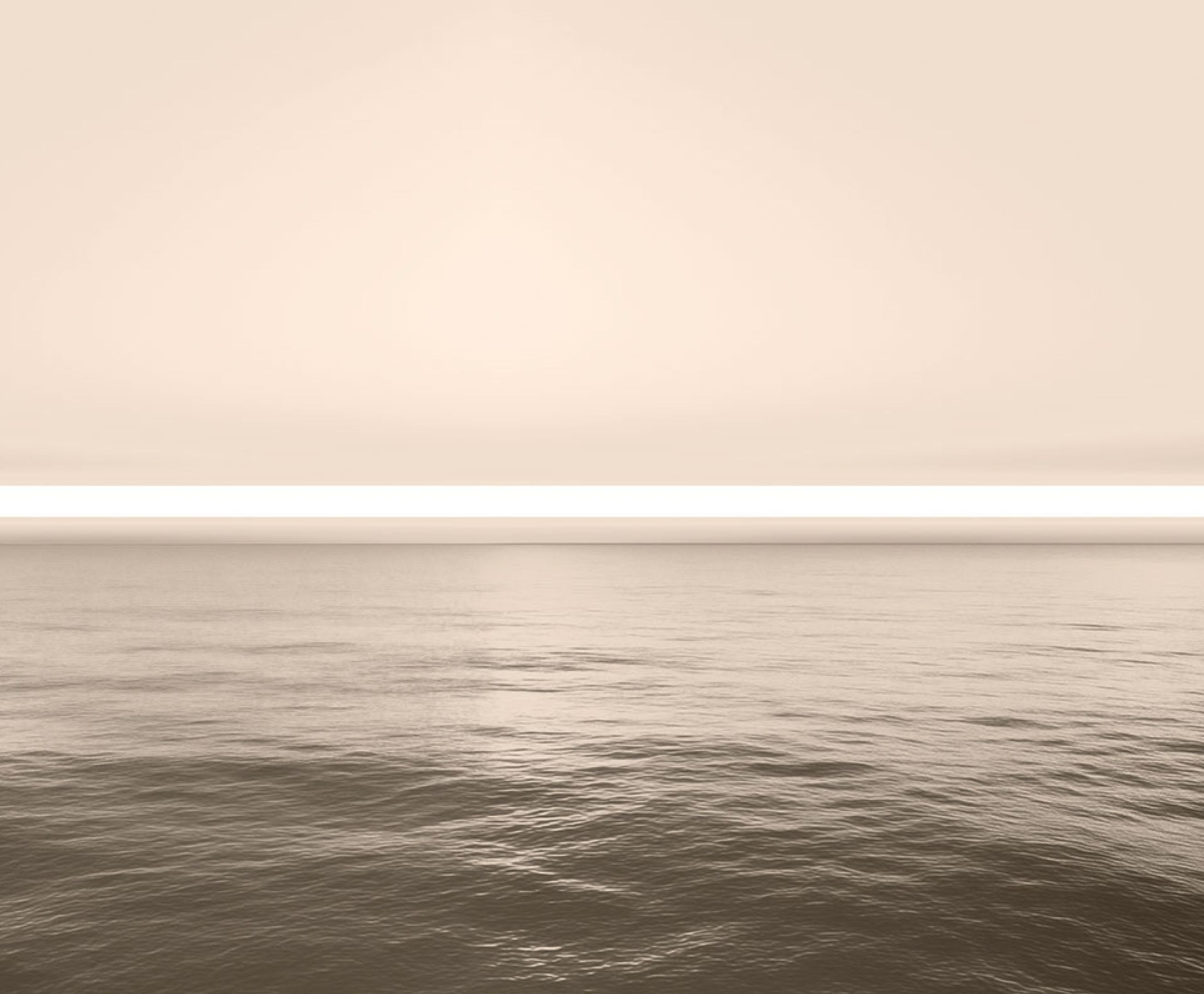 Nyugodt tenger a ködös horizont alatt