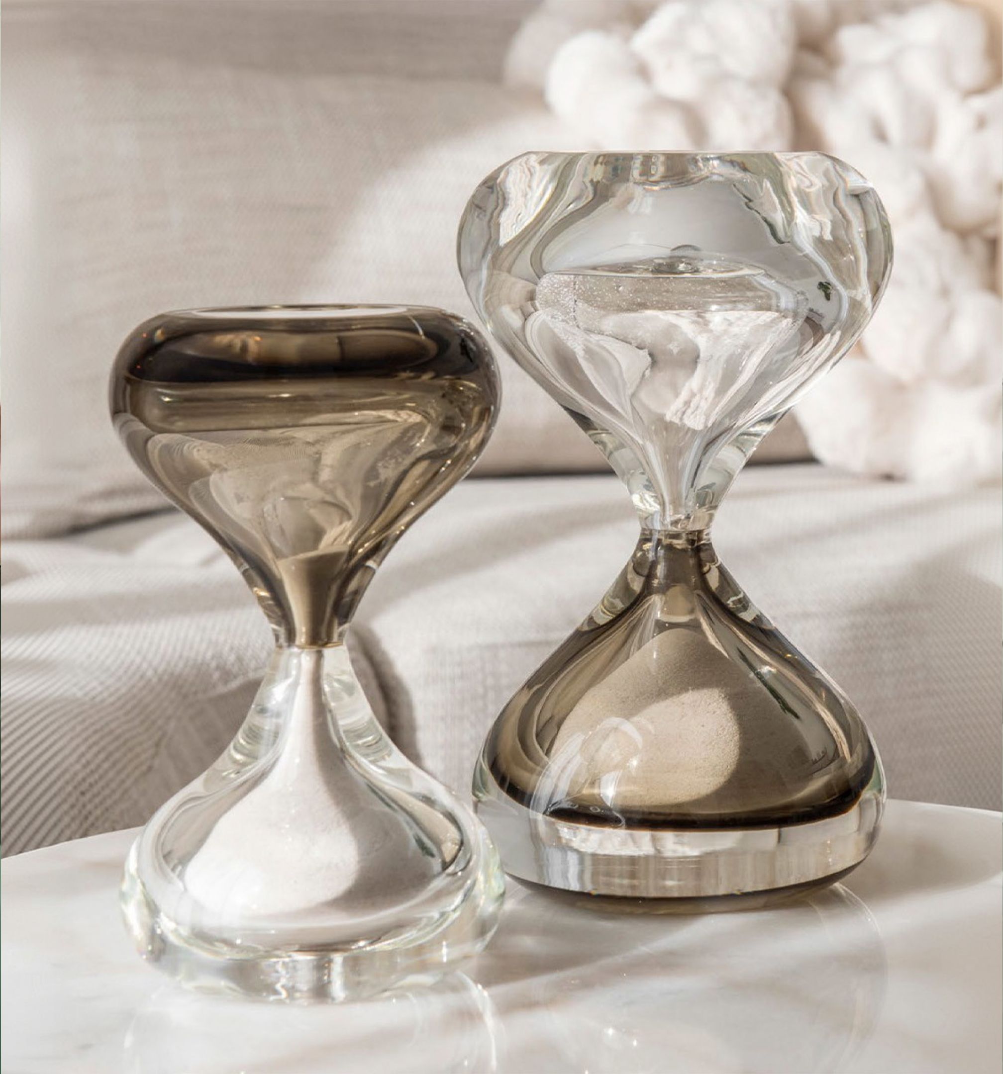 Két üveg homokóra fehér és barna homokkal