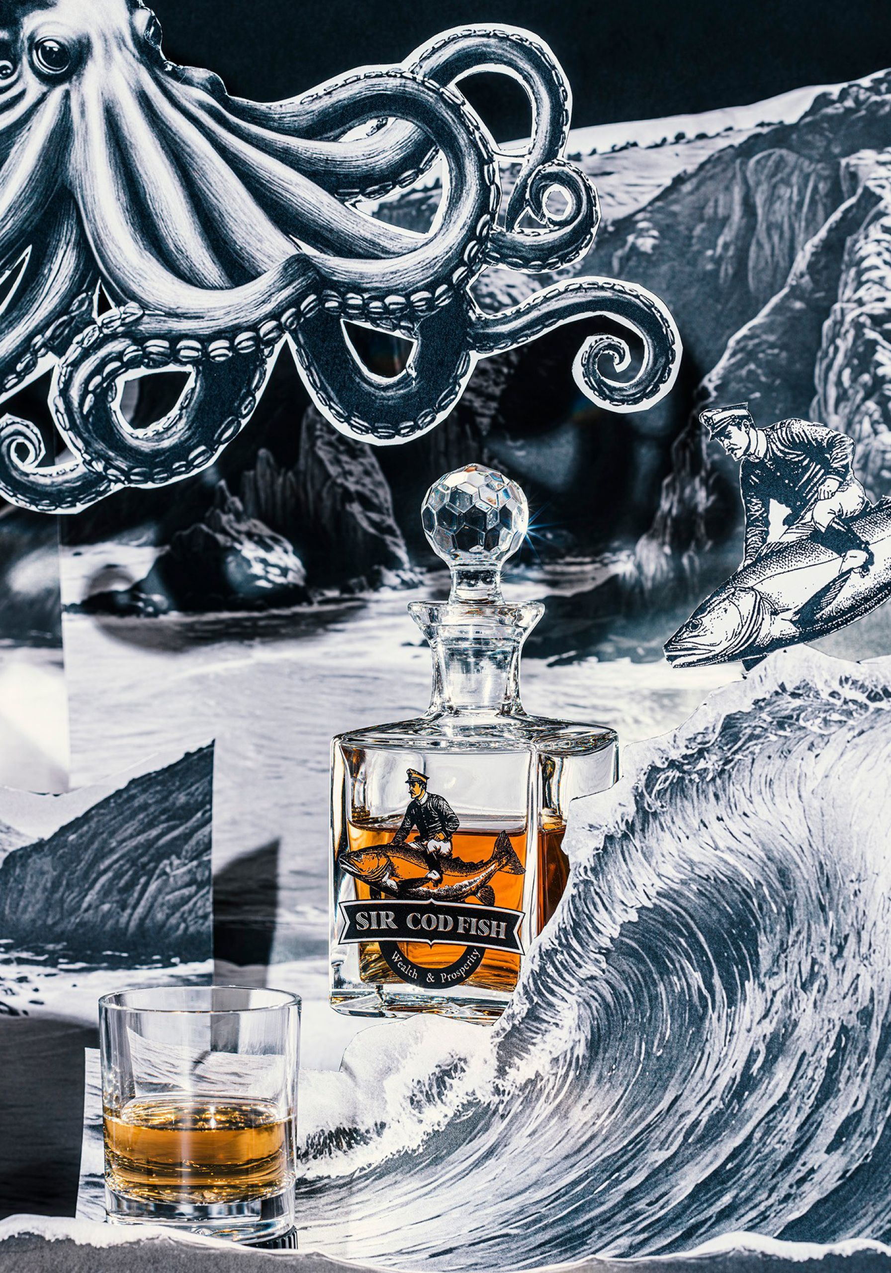 Sir Cod Fish whiskysüveg és pohár tengeri kollázs előtt