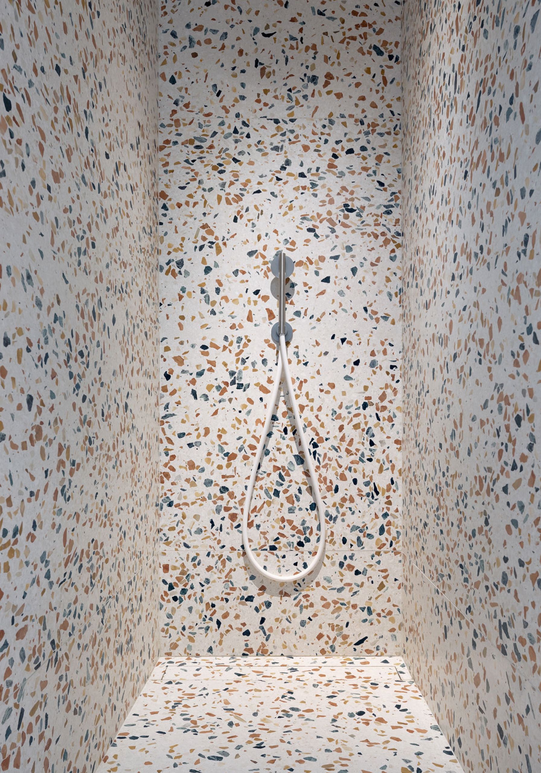 Kézi zuhany terrazzo burkolatú zuhanyfülkében