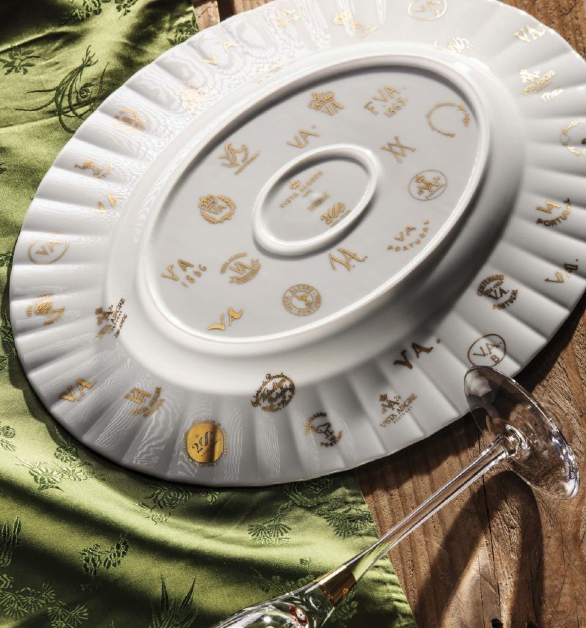 Porcelántányér alján különböző gyártói márkajelzések láthatók
