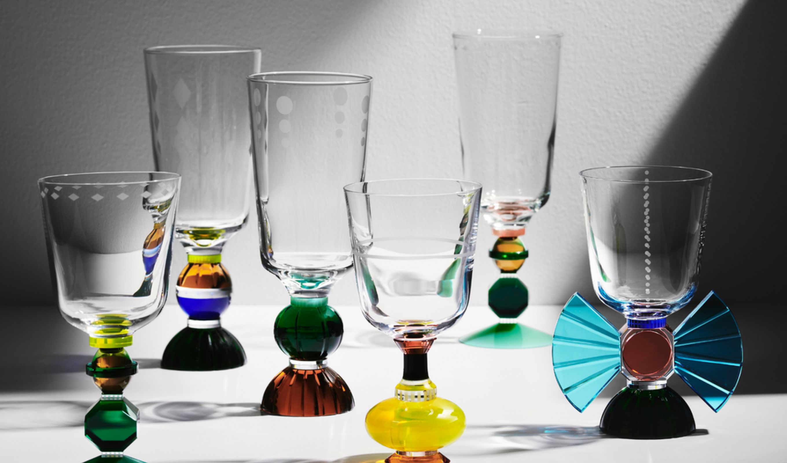 Hat különböző formájú üvegpohár színes, geometrikus talppal
