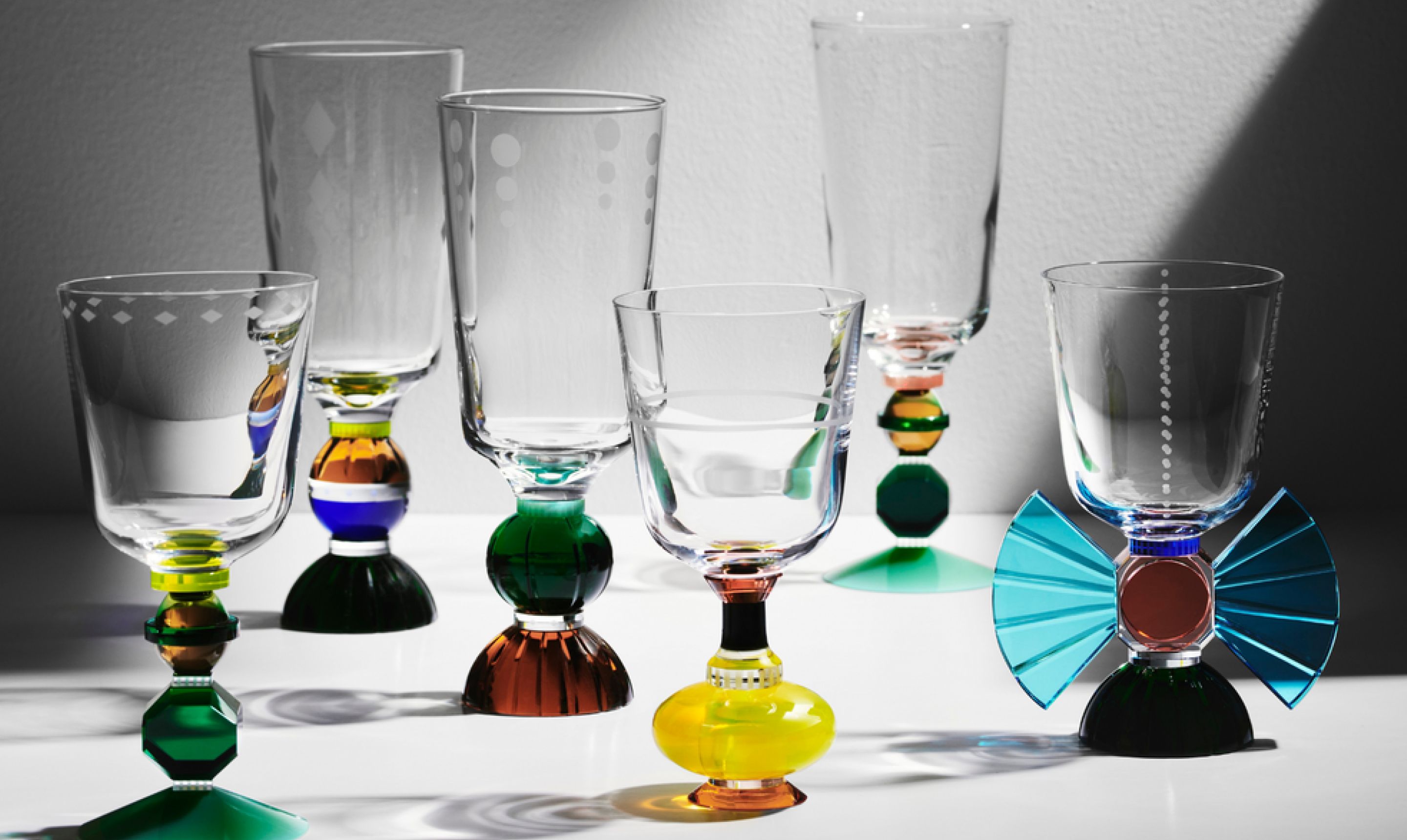 Hat díszes üvegpohár színes, geometrikus talpakkal