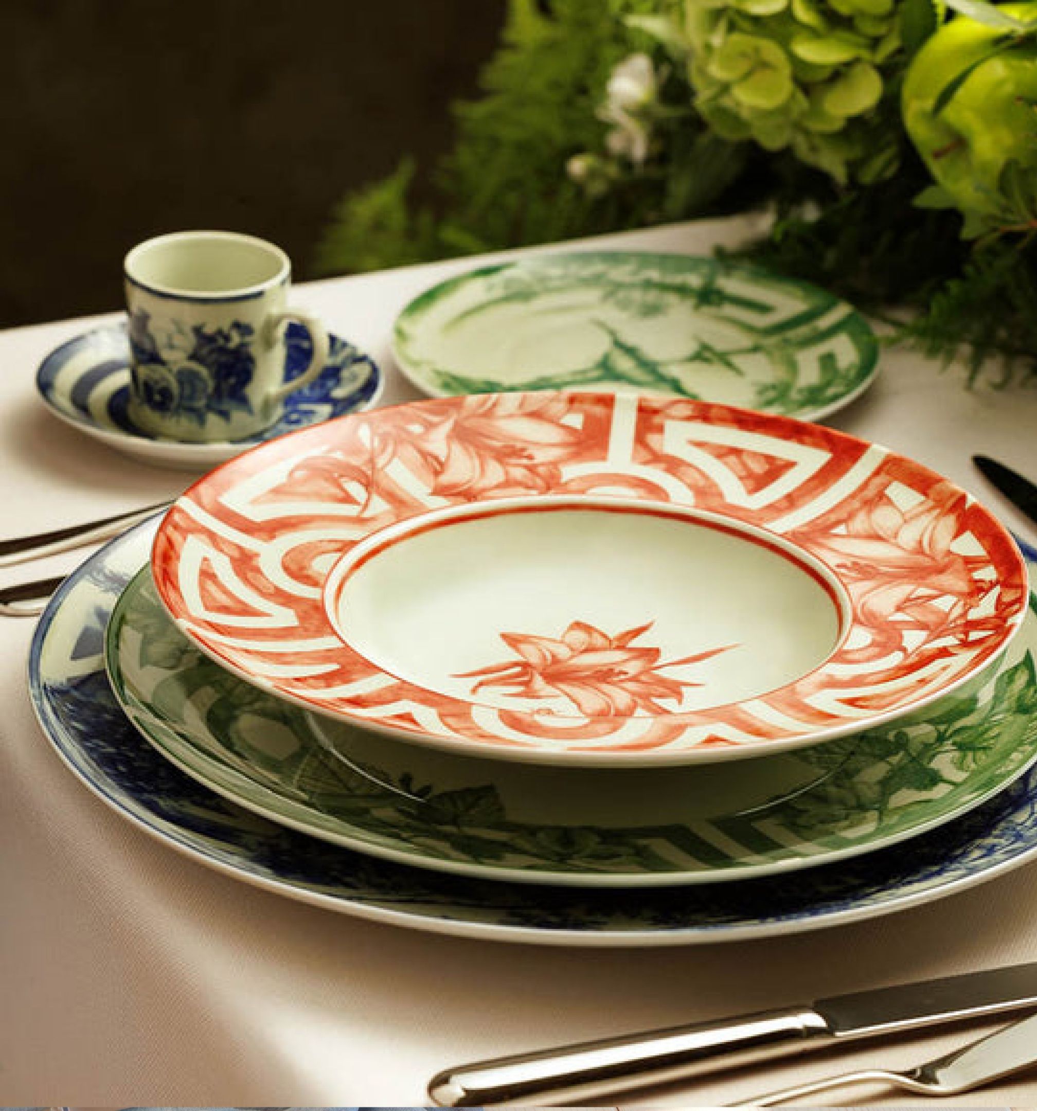 Mintás porcelántányérok és csésze terített asztalon