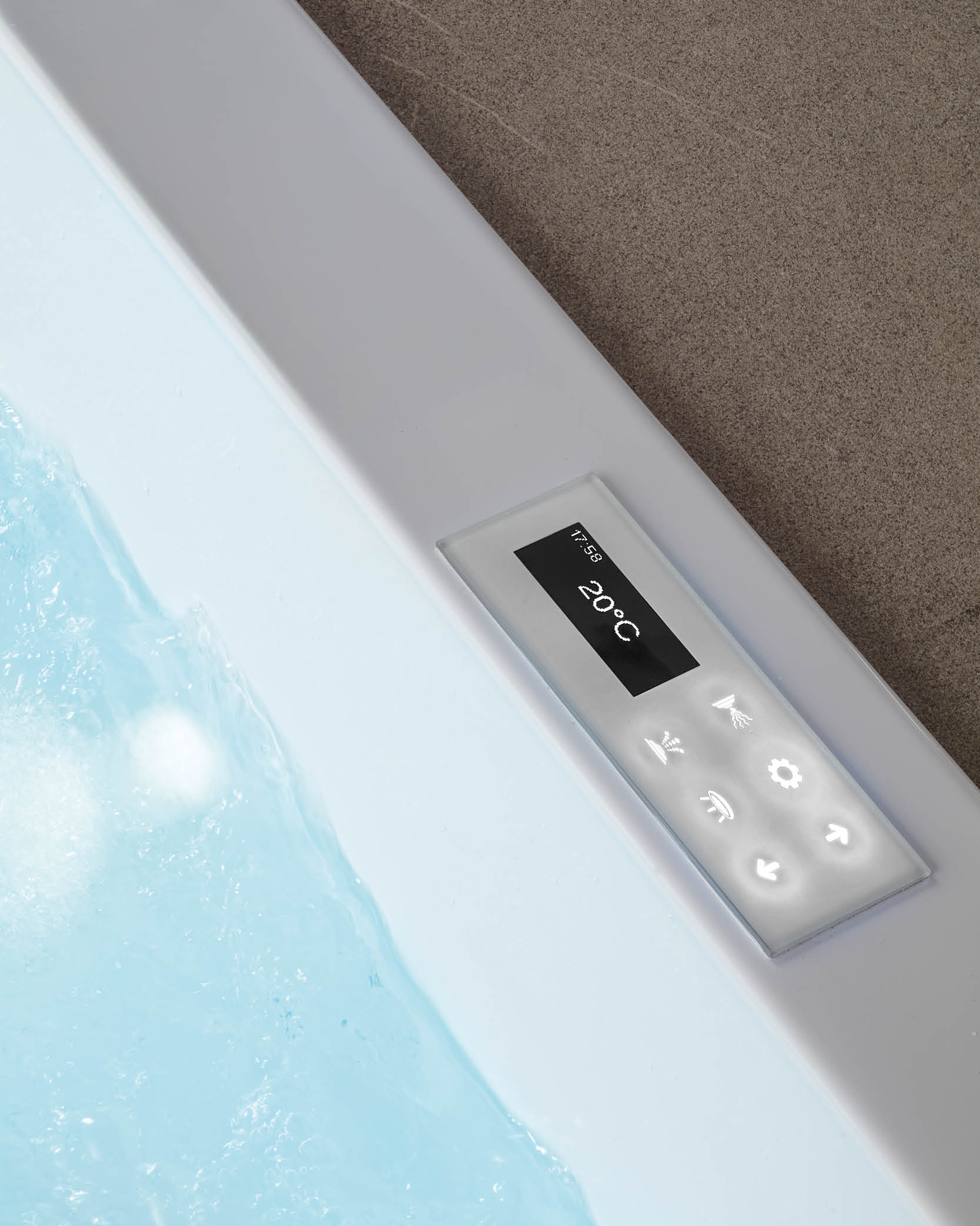 Pezsgőfürdő kezelőpanelje 20 °C-os vízhőmérsékletet jelez