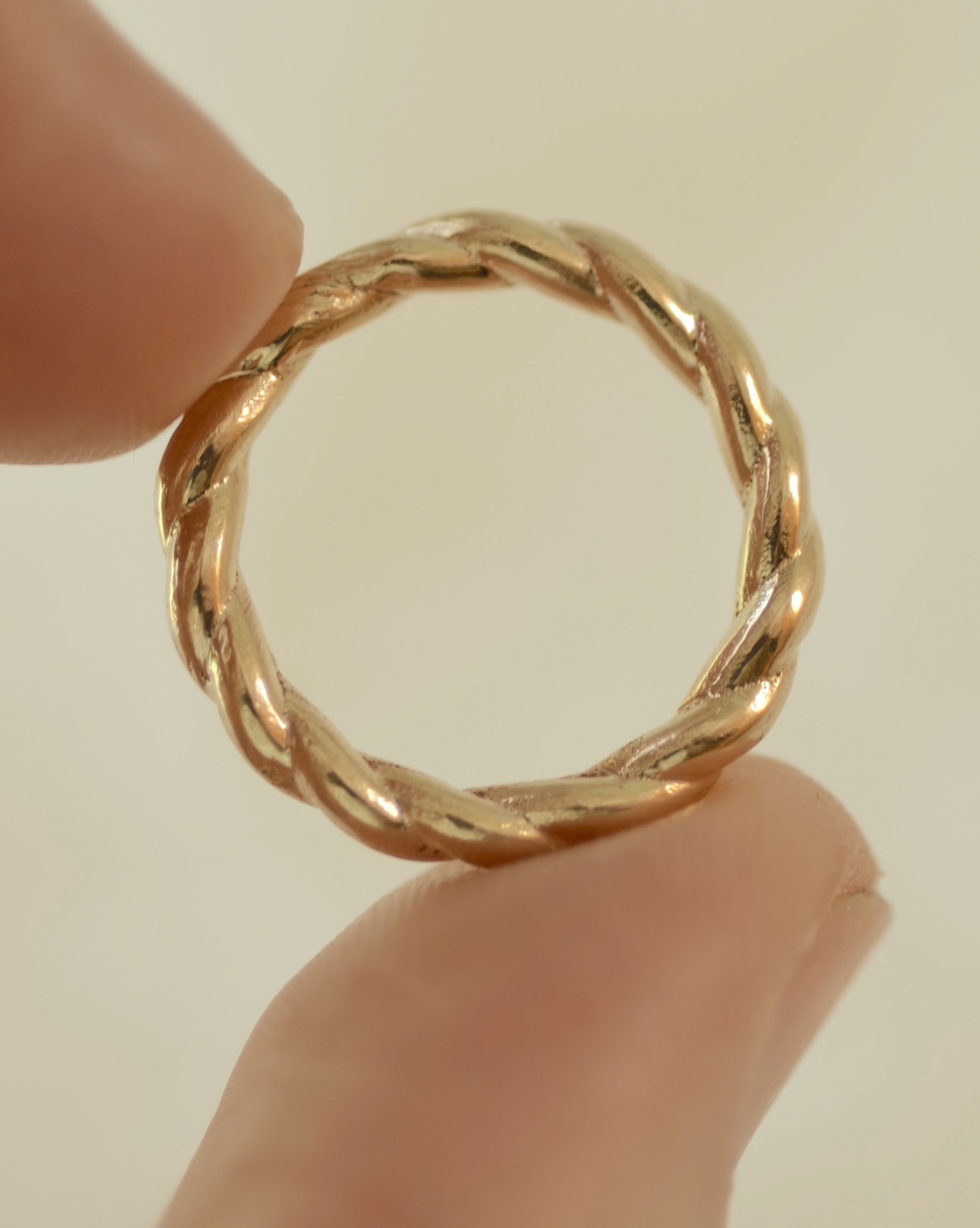 Rope ring held between fingers