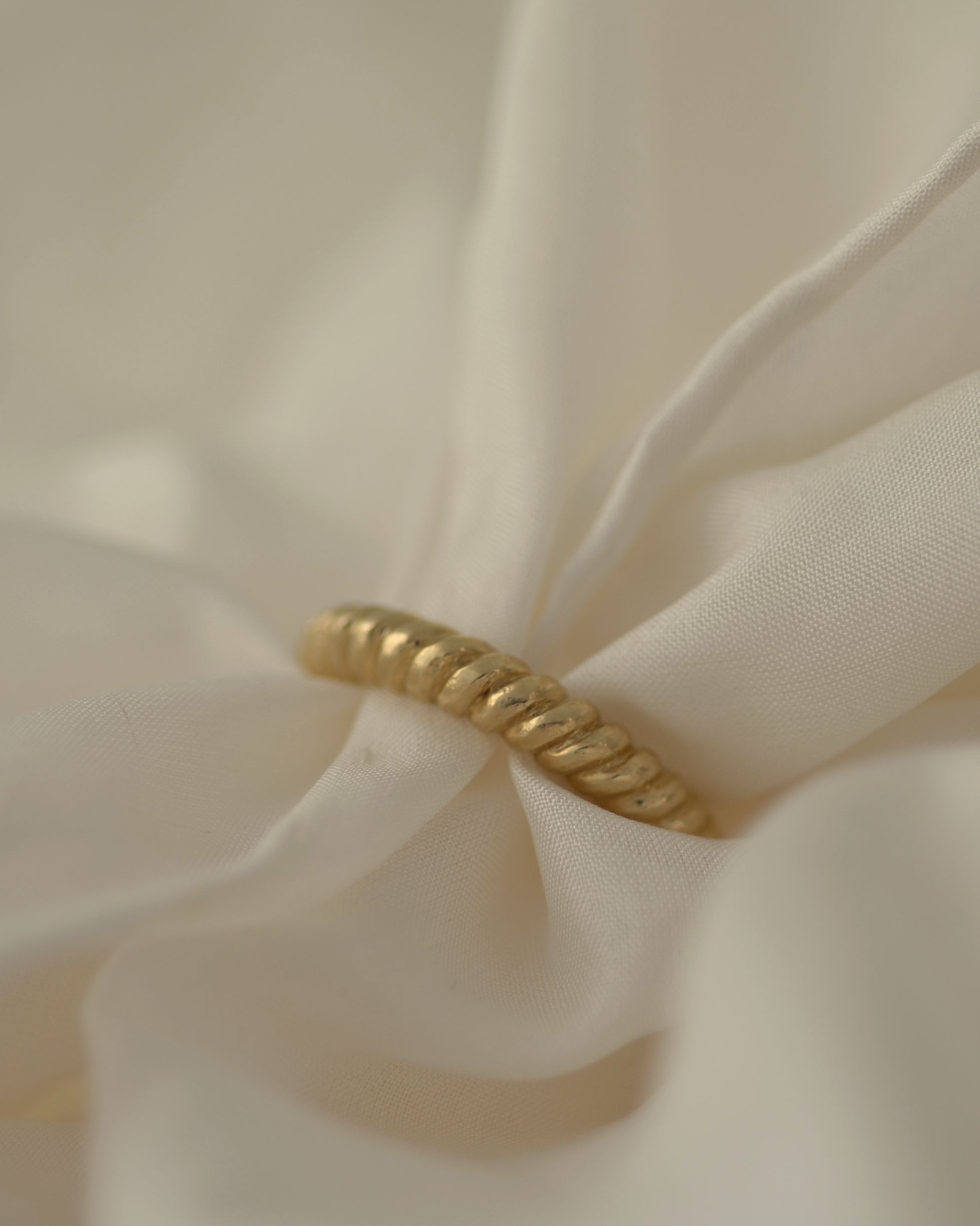 Ridge Ring with continuous ribbed texture