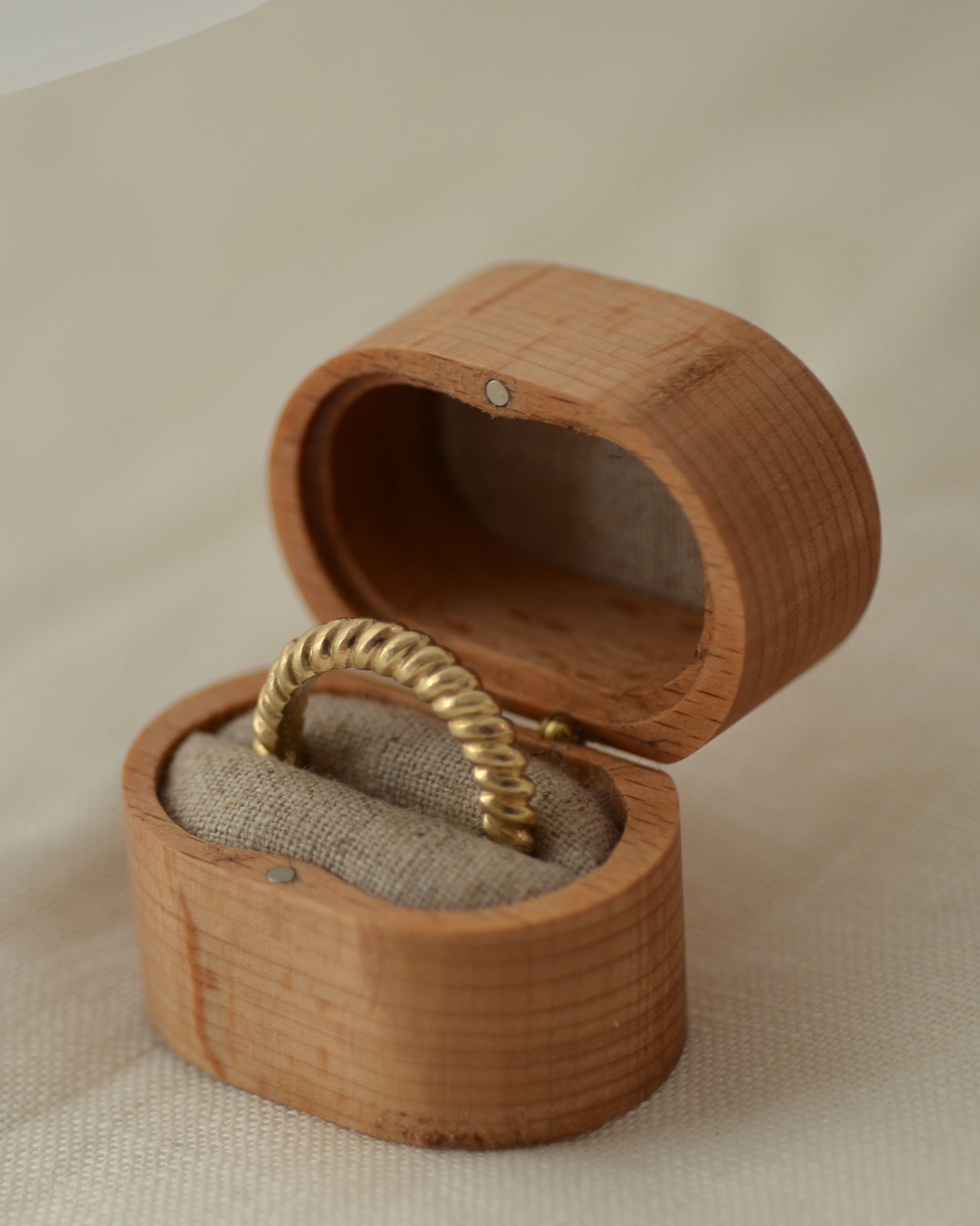 Ridge ring in sustainable wooden presentation ring box