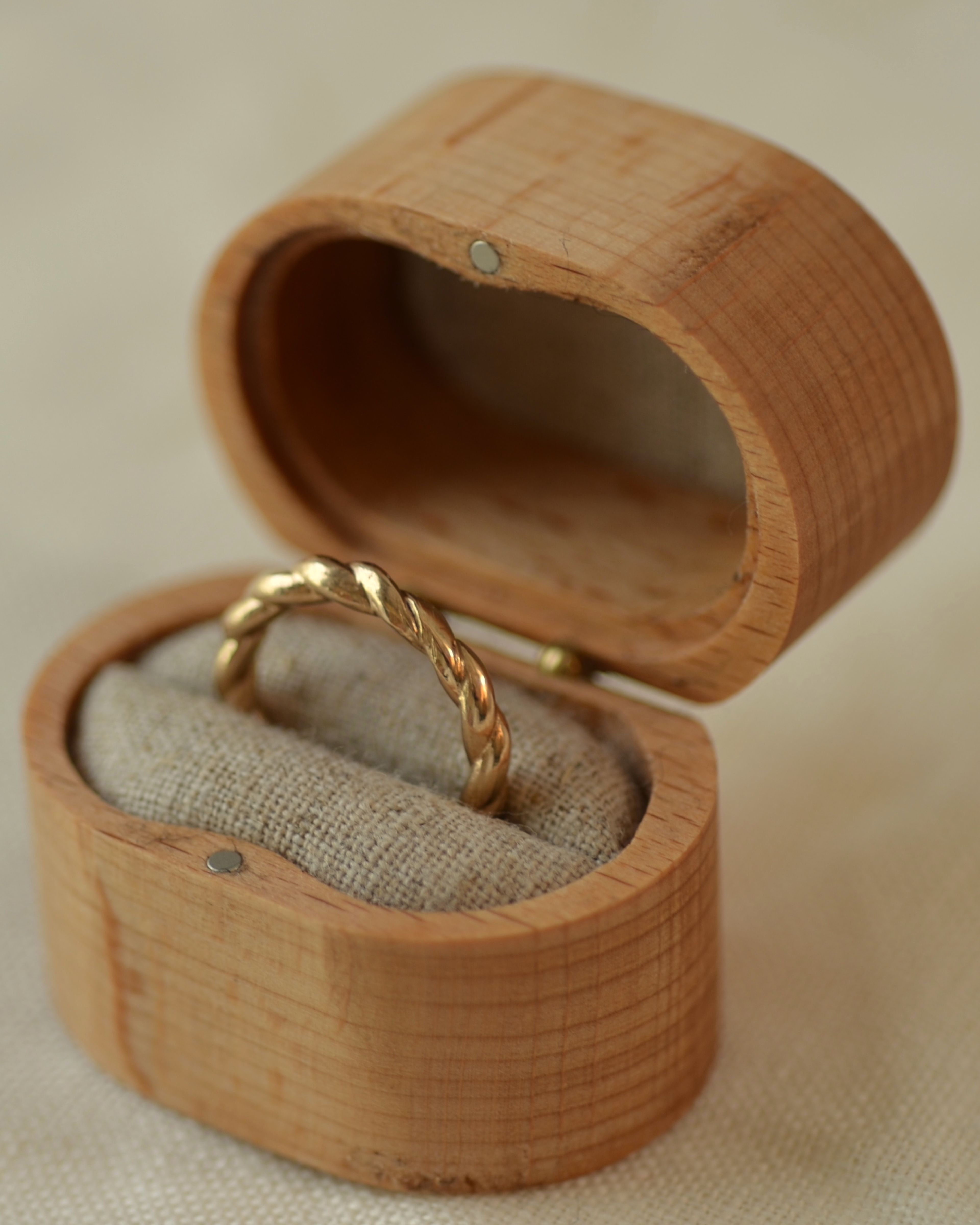 Rope ring held between fingers