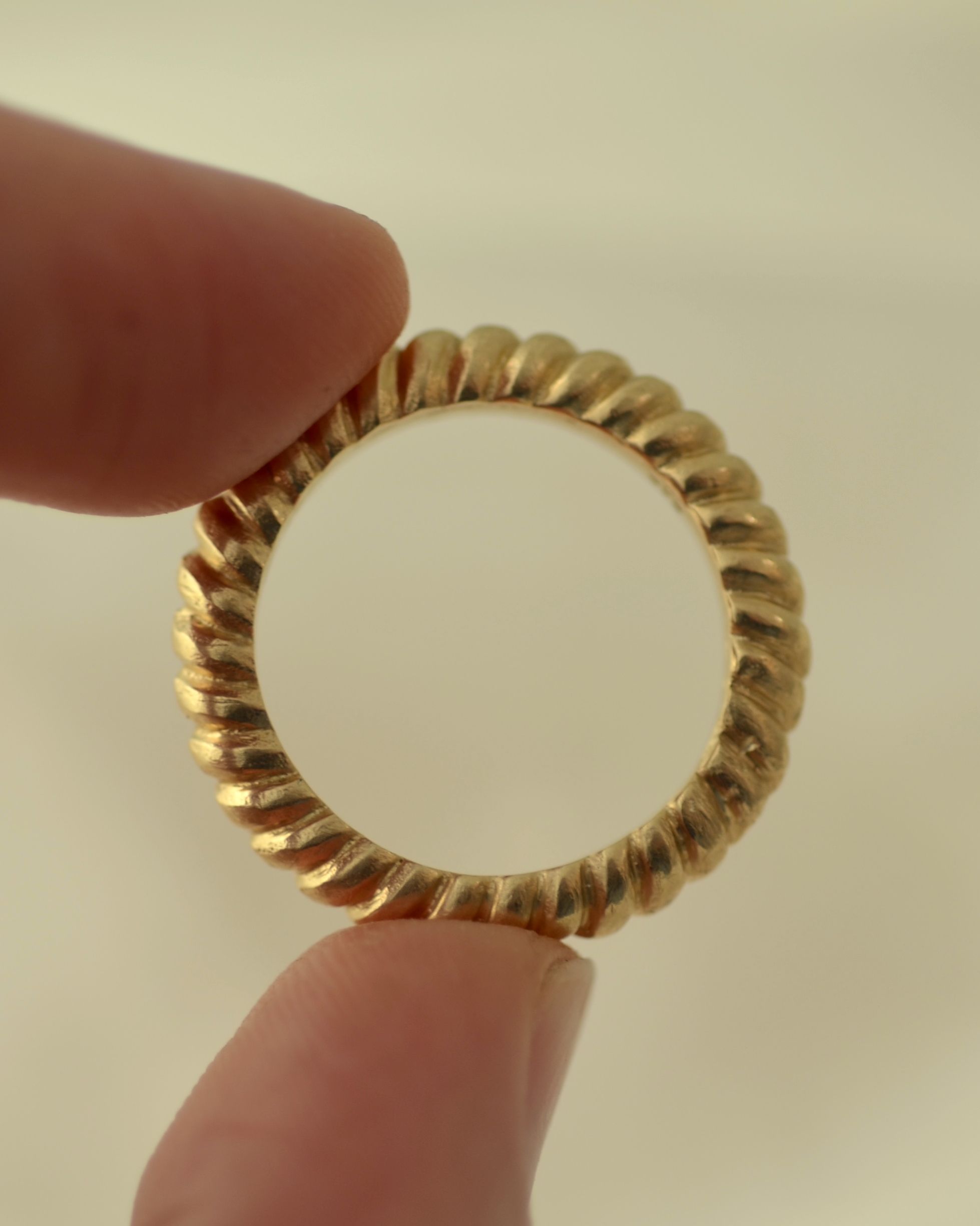 Ridge ring held between fingers