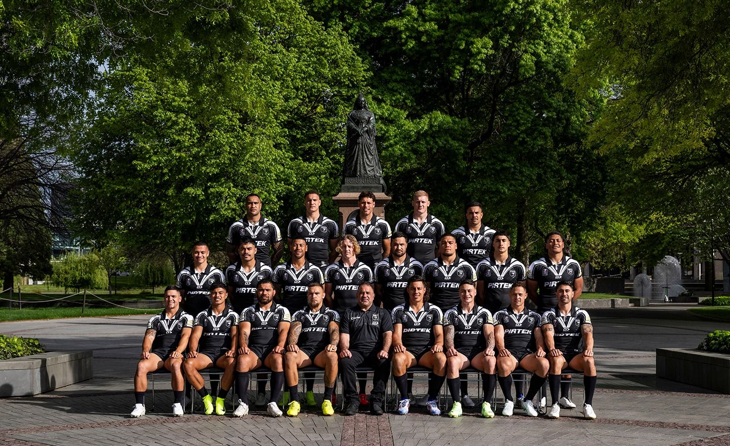Be in the KIWIS team photo in Auckland Background