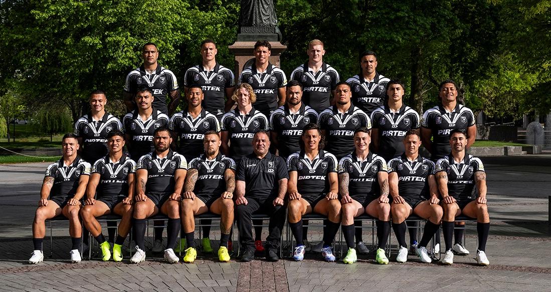 Be in the KIWIS team photo in Auckland Background