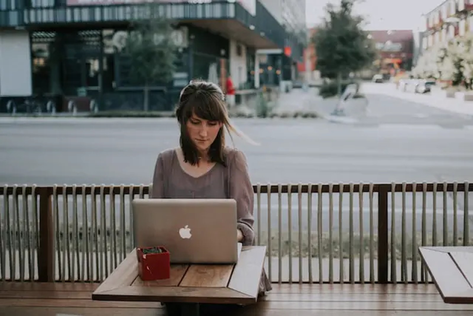 Manager coordinating a distributed team working remotely