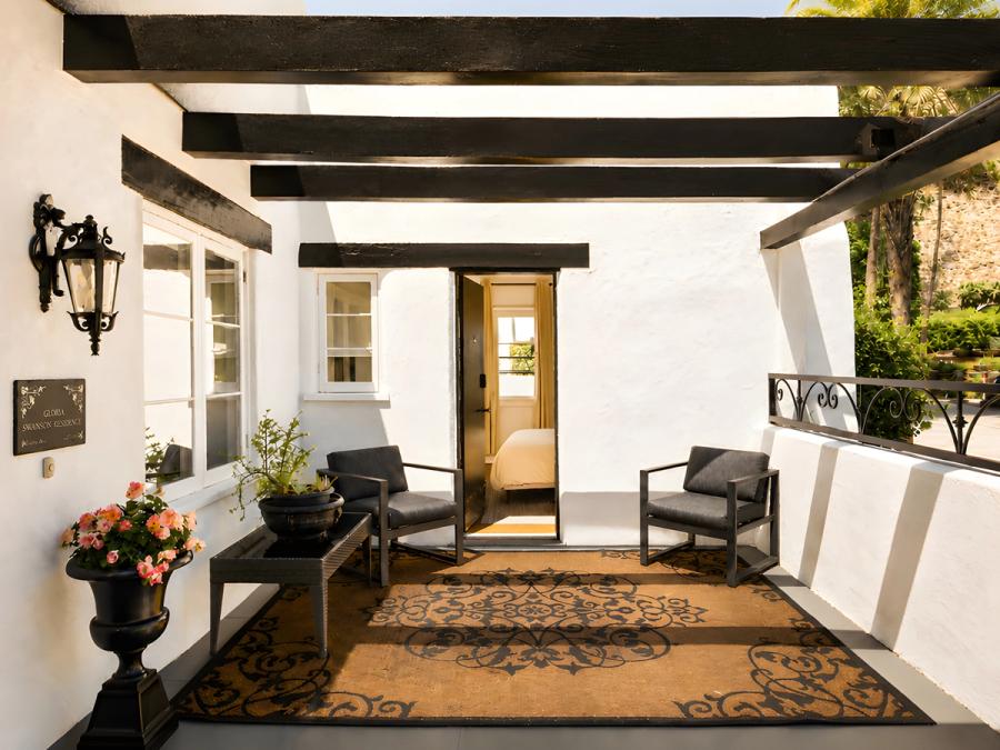 Silent private entrance