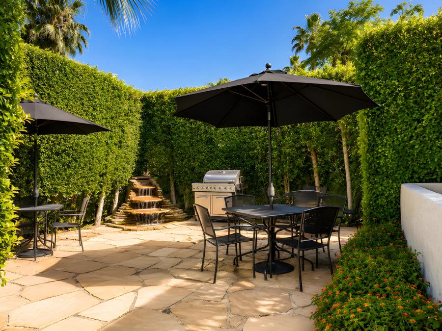 Outdoor dining area at Gloria Palm Springs