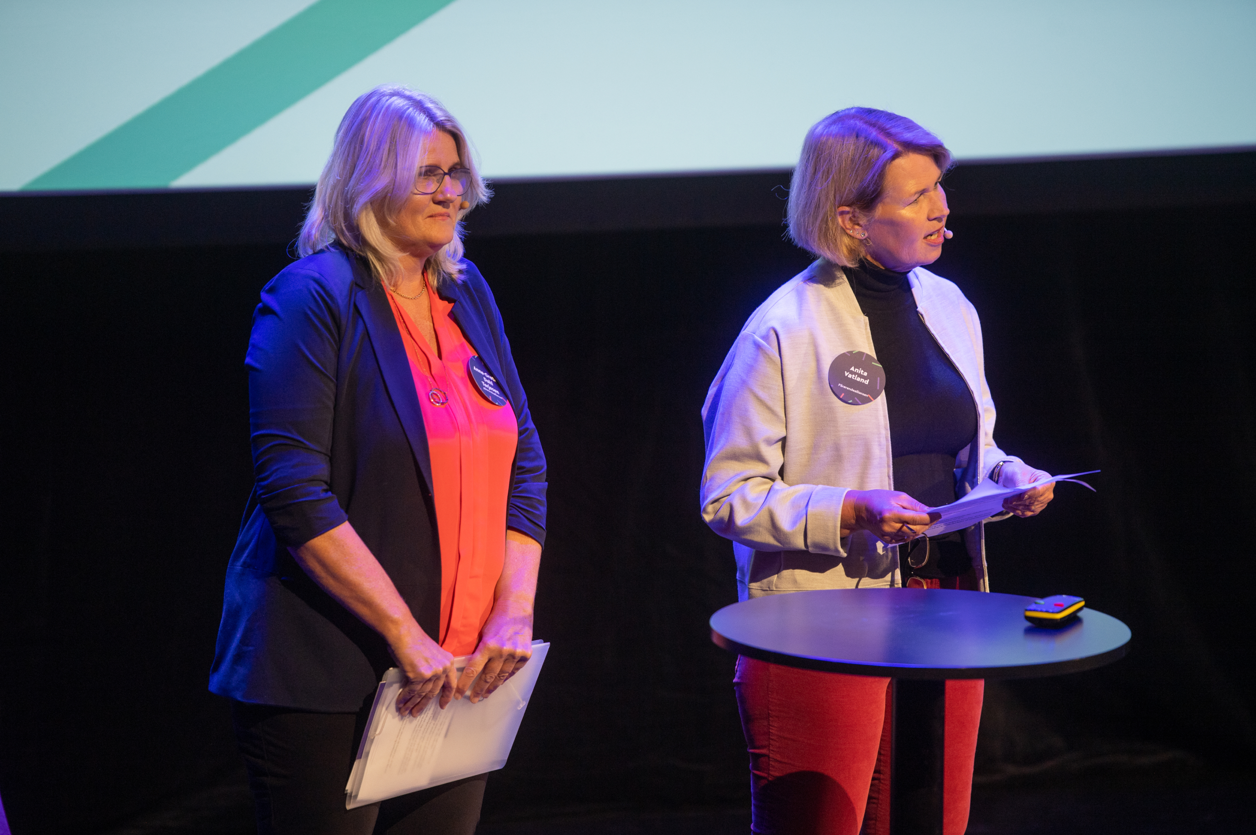 Anita og Anne-Grethe fra Pårørendealliansen presenterer på en scene