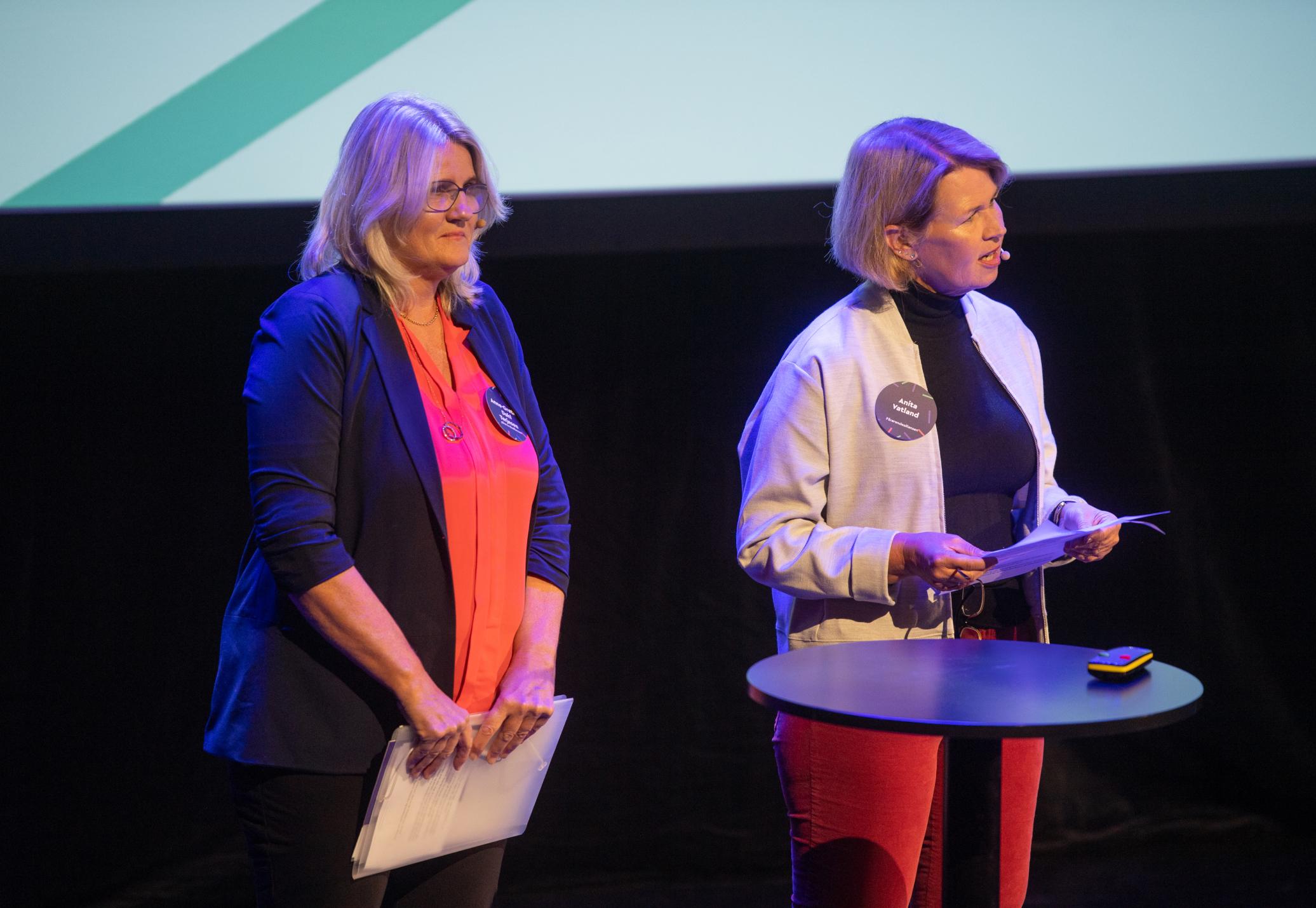 Bilde fra Pårørendedagen arrangementet 2022, der Anita og Anne Grethe står foran snakker til et publikum. 