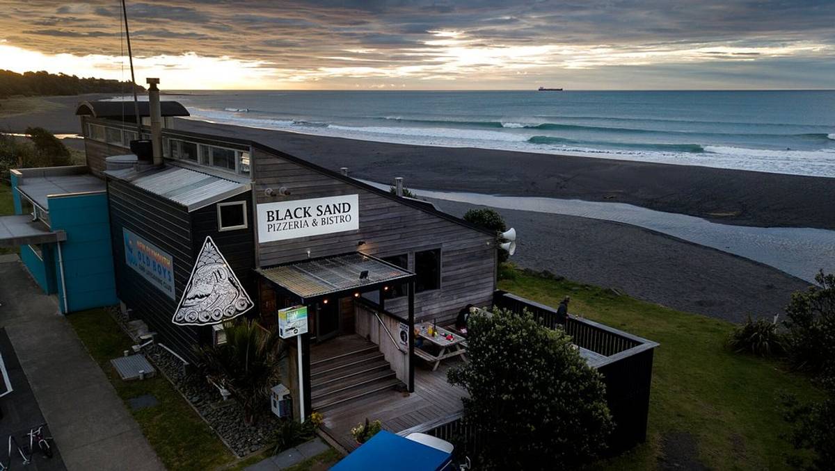 Black Sand Pizzeria & Bistro