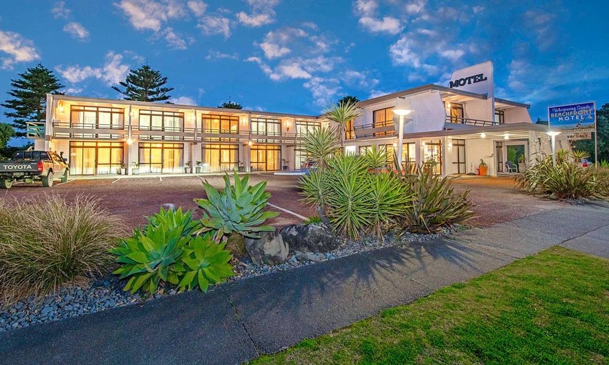 Whispering Sands Beachfront Motel