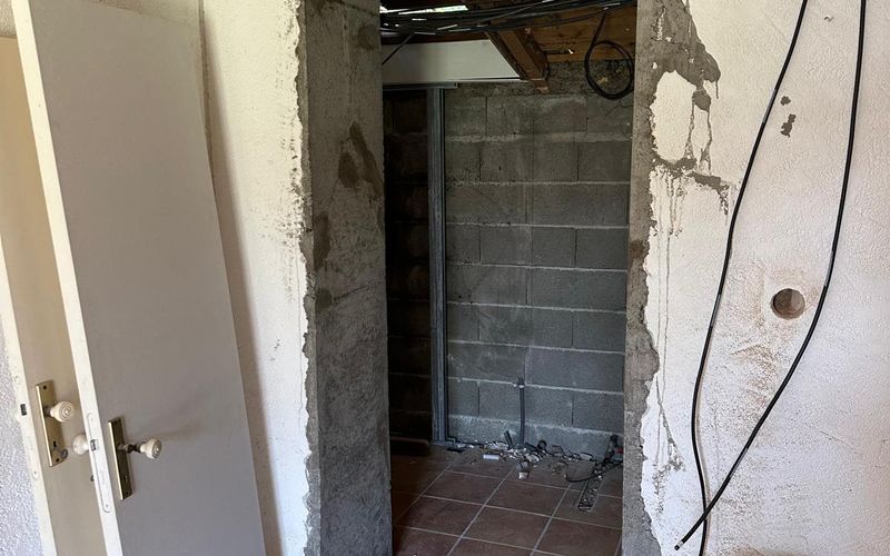 Création d’une ouverture dans un mur porteur d’une maison ancienne avec renforcement en cours, chantier de rénovation en maçonnerie