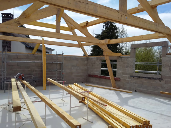 Charpente traditionelle en cours de pose