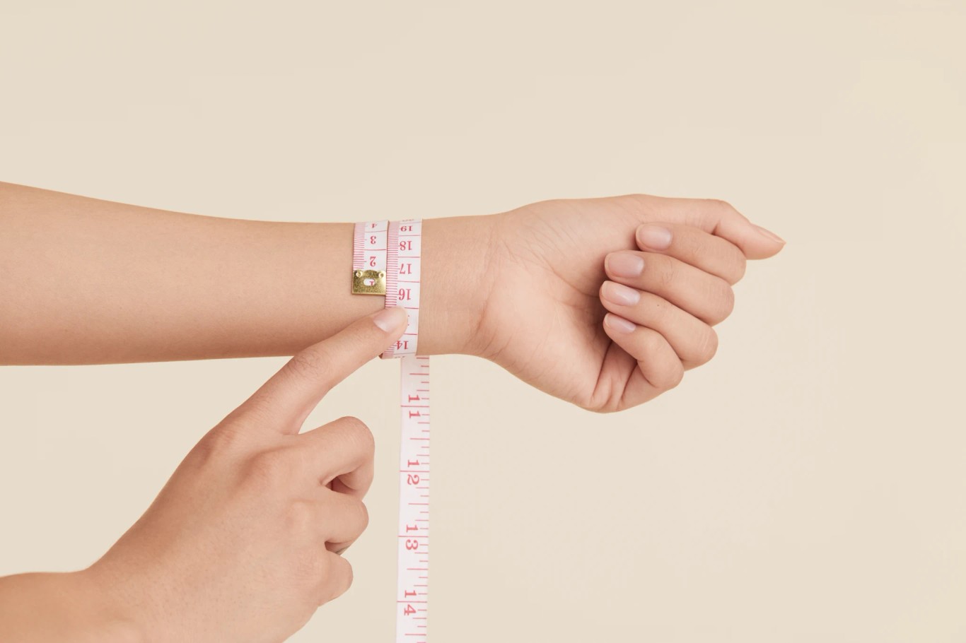 Measuring wrist with a measuring tape