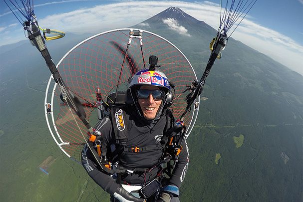 パル・タカツが富士山上空を飛ぶ