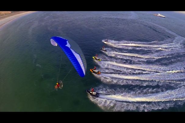 Vídeo: Paramotor frente a jet ski