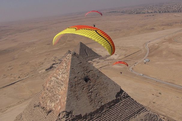 オゾンパイロットらがギザの大ピラミッド上空を飛ぶ