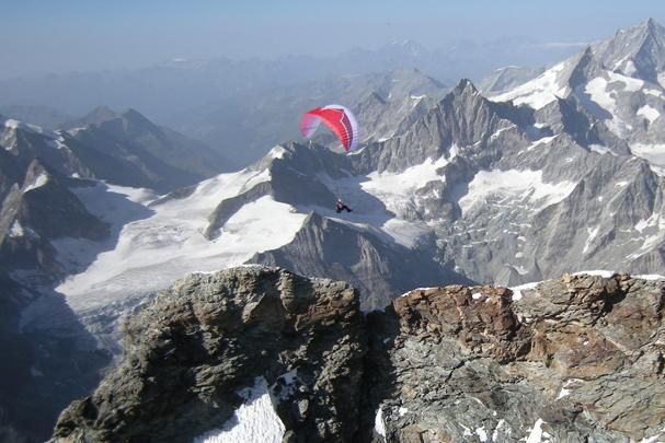 Ein Vater-Sohn-Team umkreist den Gipfel des Matterhorns