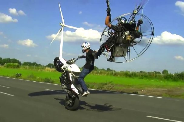 Video: Paramotor vs Motorcycle, Alex Mateos and Big Jim