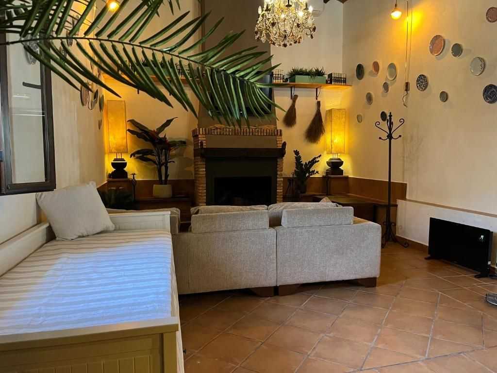 Salón con chimenea desde nivel de suelo