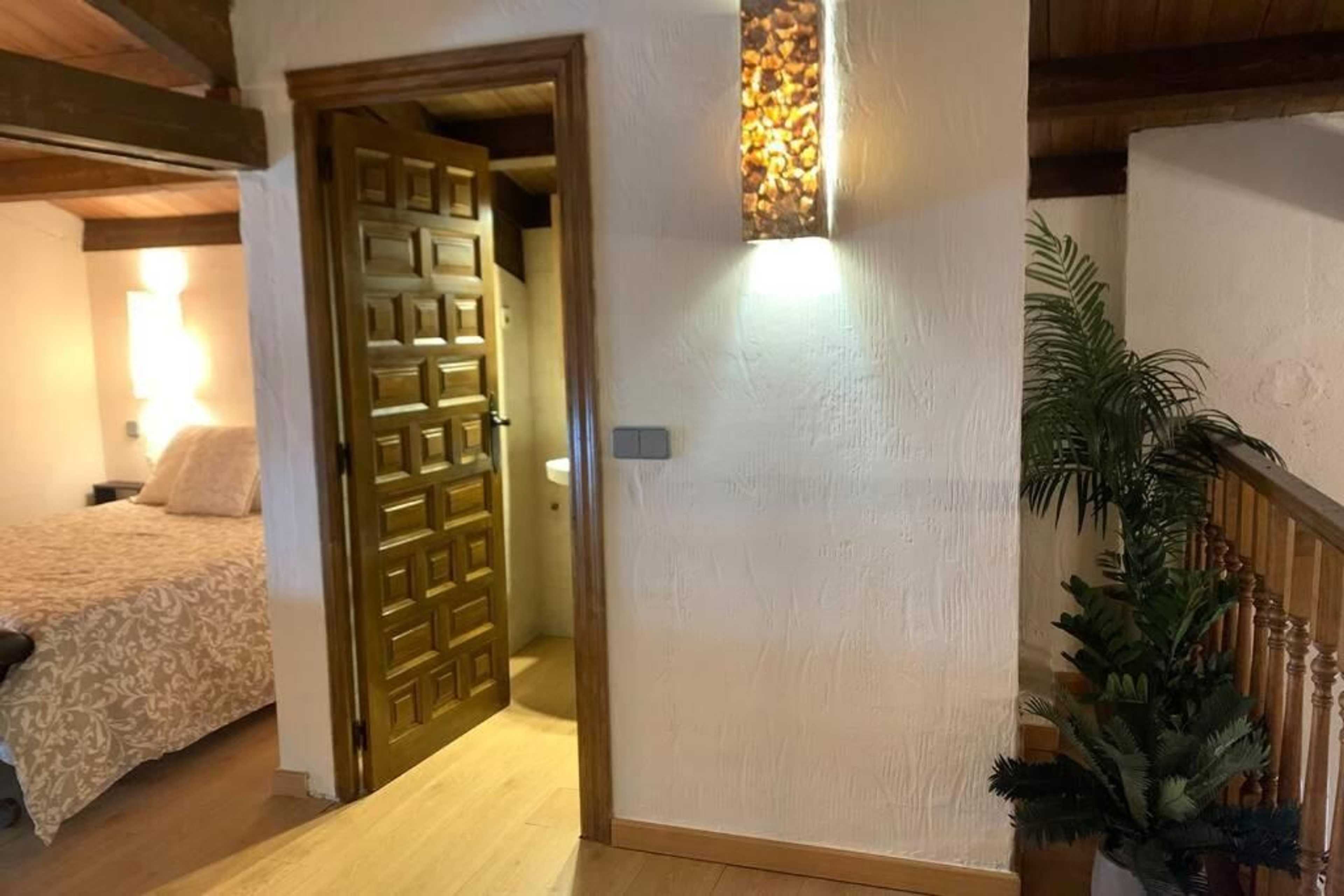 Rellano superior con puertas a dormitorio y baño