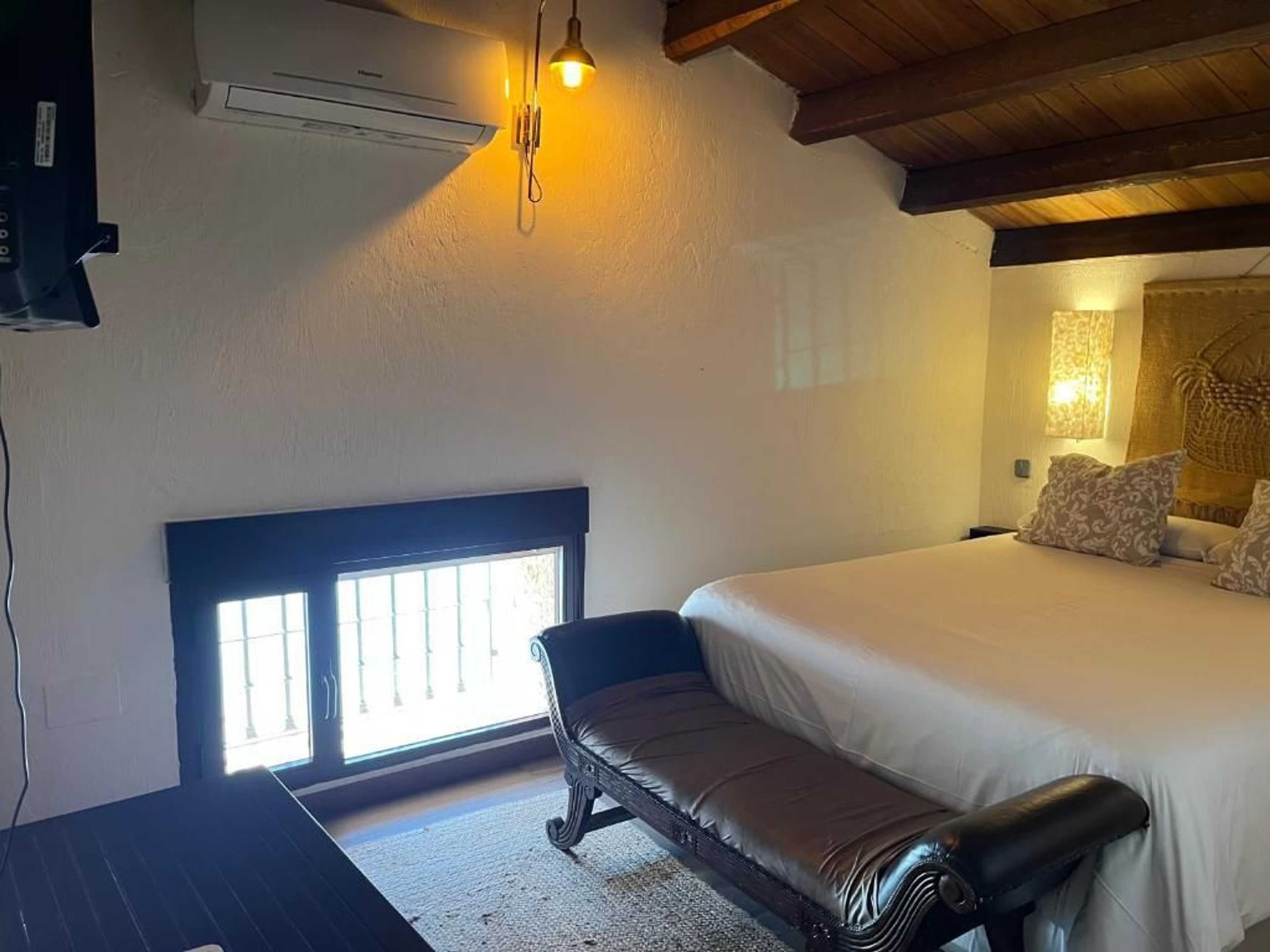 Dormitorio amplio con ventana y aire acondicionado