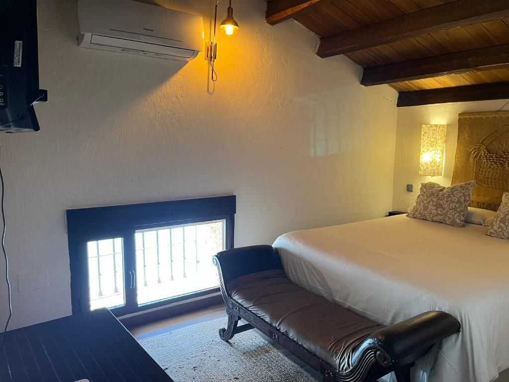 Dormitorio amplio con ventana y aire acondicionado
