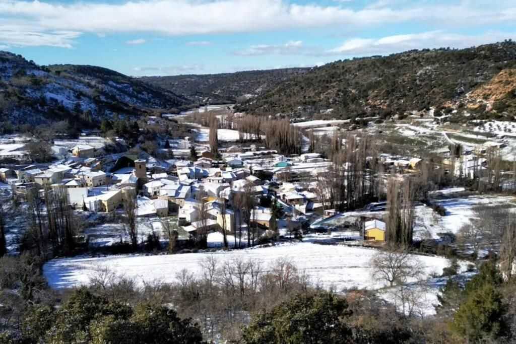 Irueste nevado en invierno con cielo azul